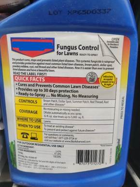 Reverso de una botella de fungicida con le etiqueta y el uso seguro del pesticida
